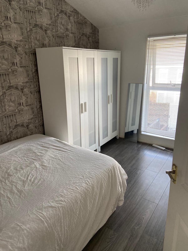 Room Invermore Place in Greater London