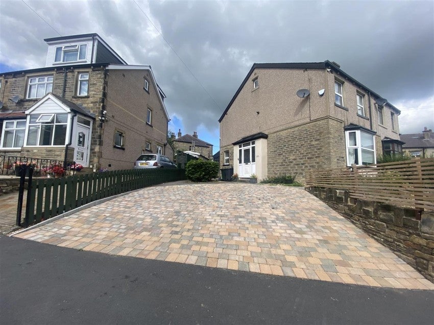 House Mannville Place in Bradford