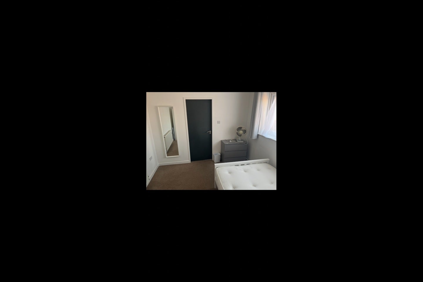 Room East Road in Greater London