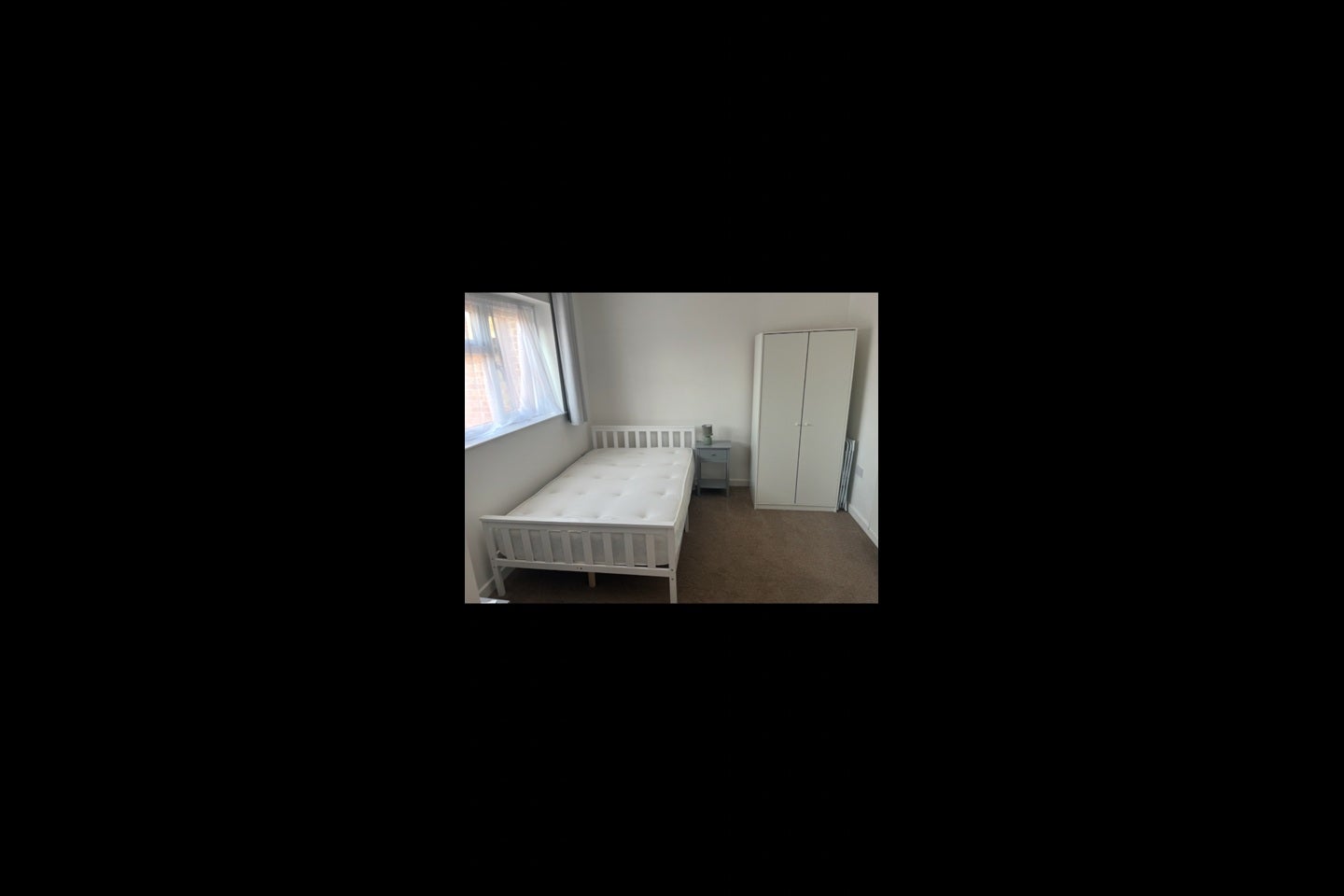 Room East Road in Greater London