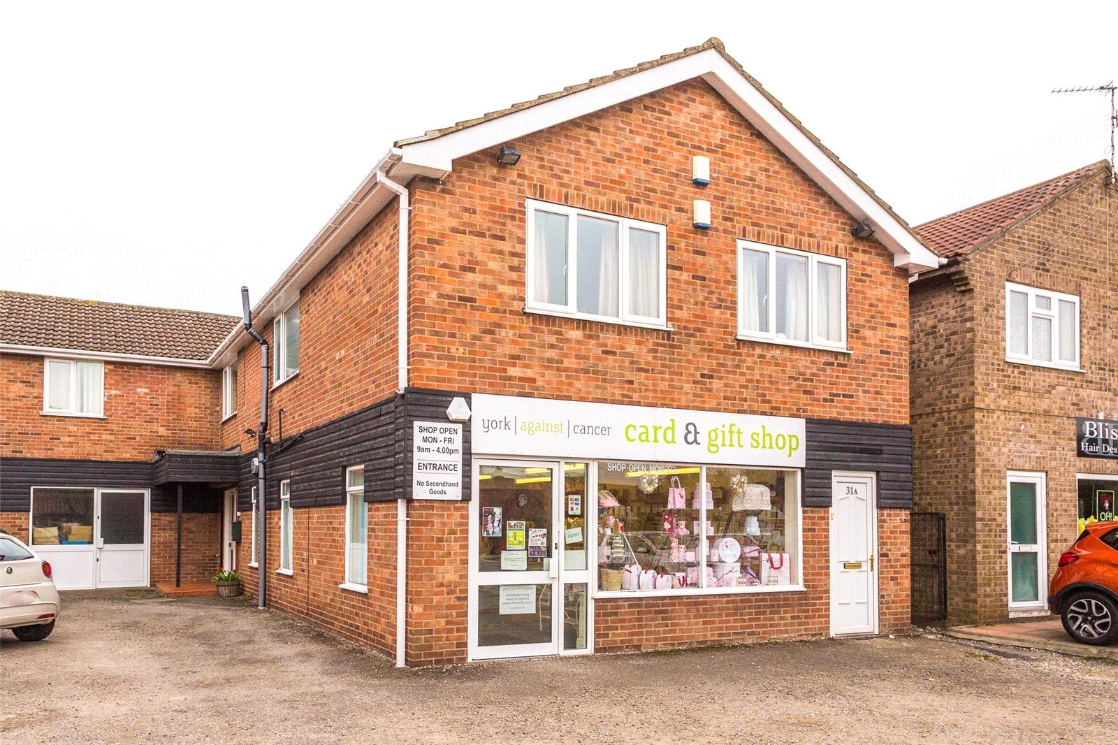 Flat White Horse Close in Huntington