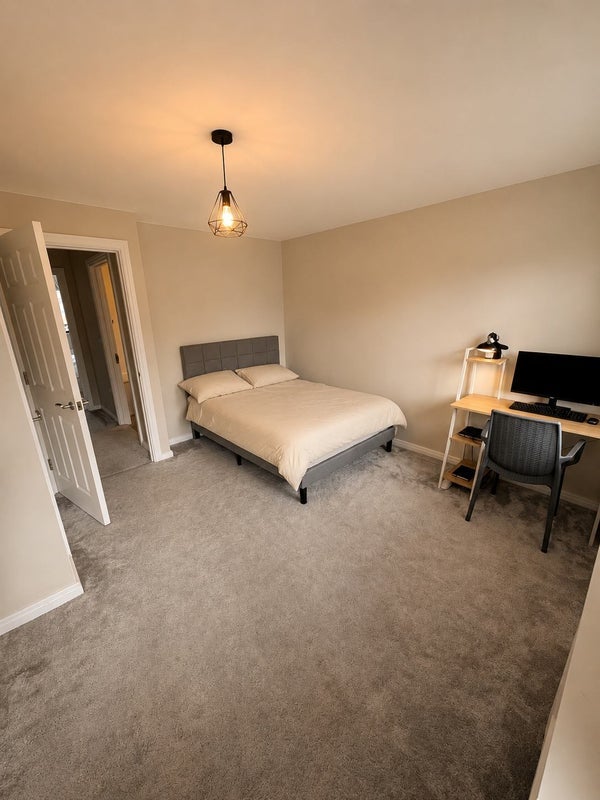 Room Cornfield Drive in Manchester