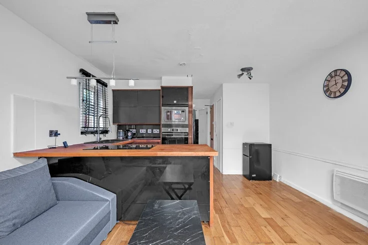 Flat Goodhew Road in Greater London