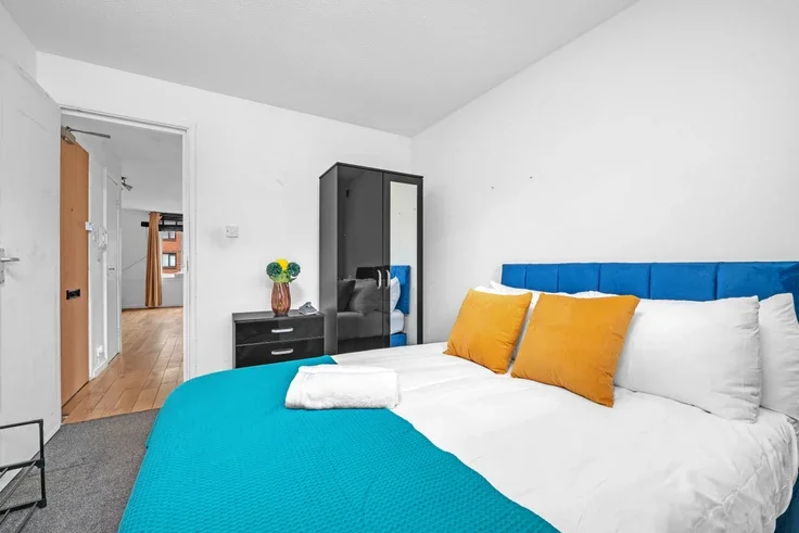 Flat Goodhew Road in Greater London
