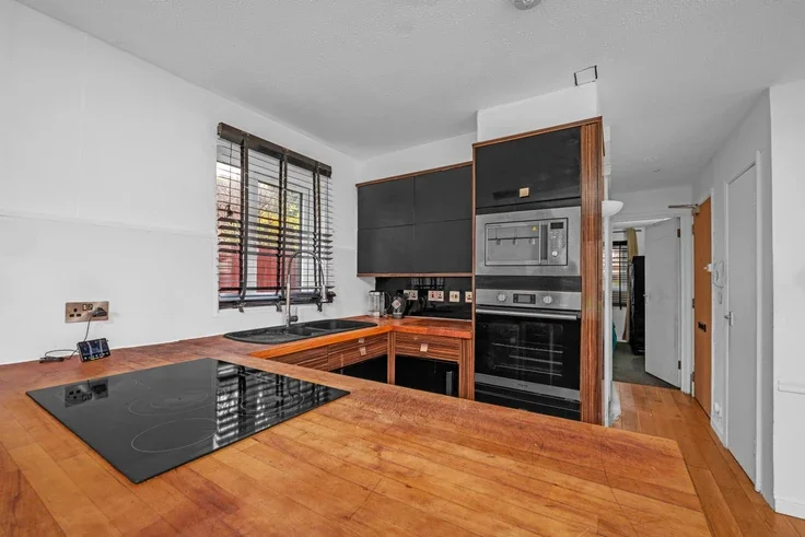 Flat Goodhew Road in Greater London