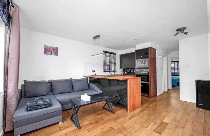 Flat Goodhew Road in Greater London