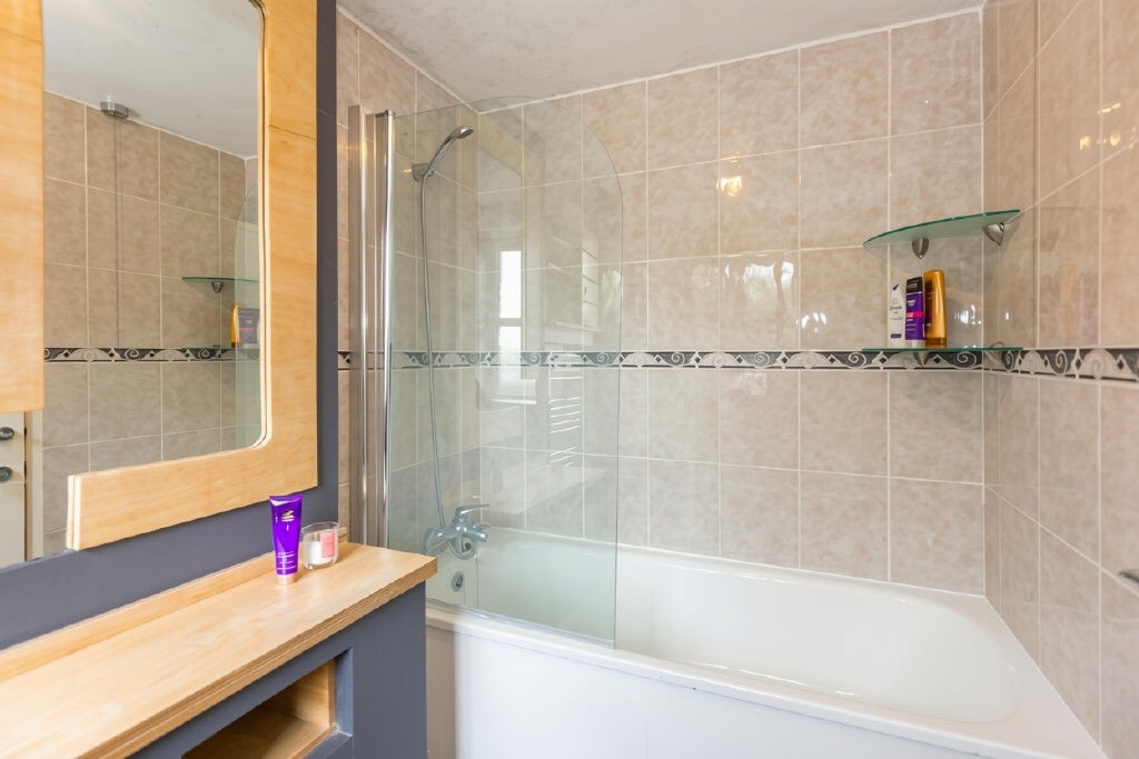 Flat Middleton Grove in Greater London
