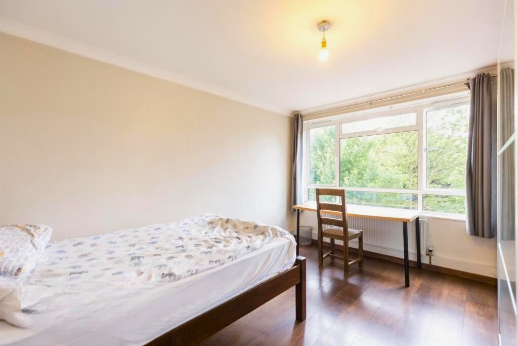 Flat Middleton Grove in Greater London