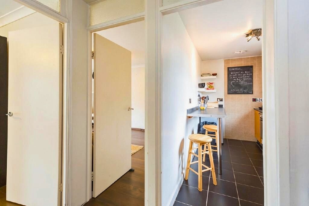 Flat Middleton Grove in Greater London