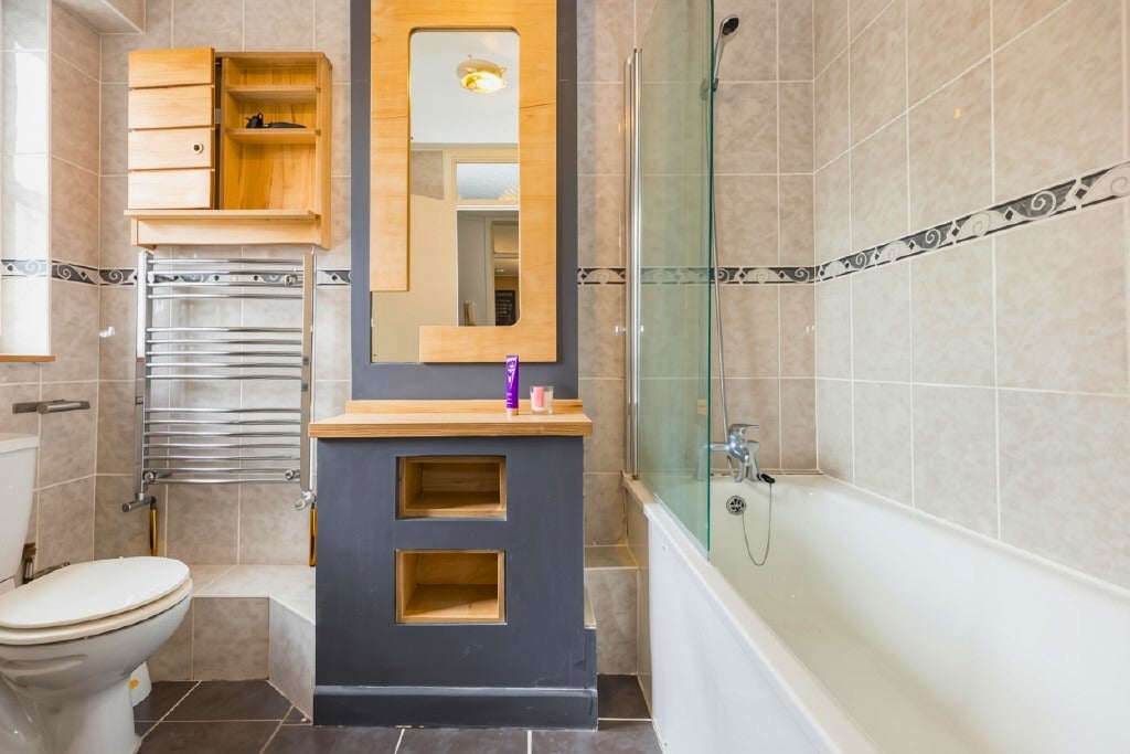 Flat Middleton Grove in Greater London