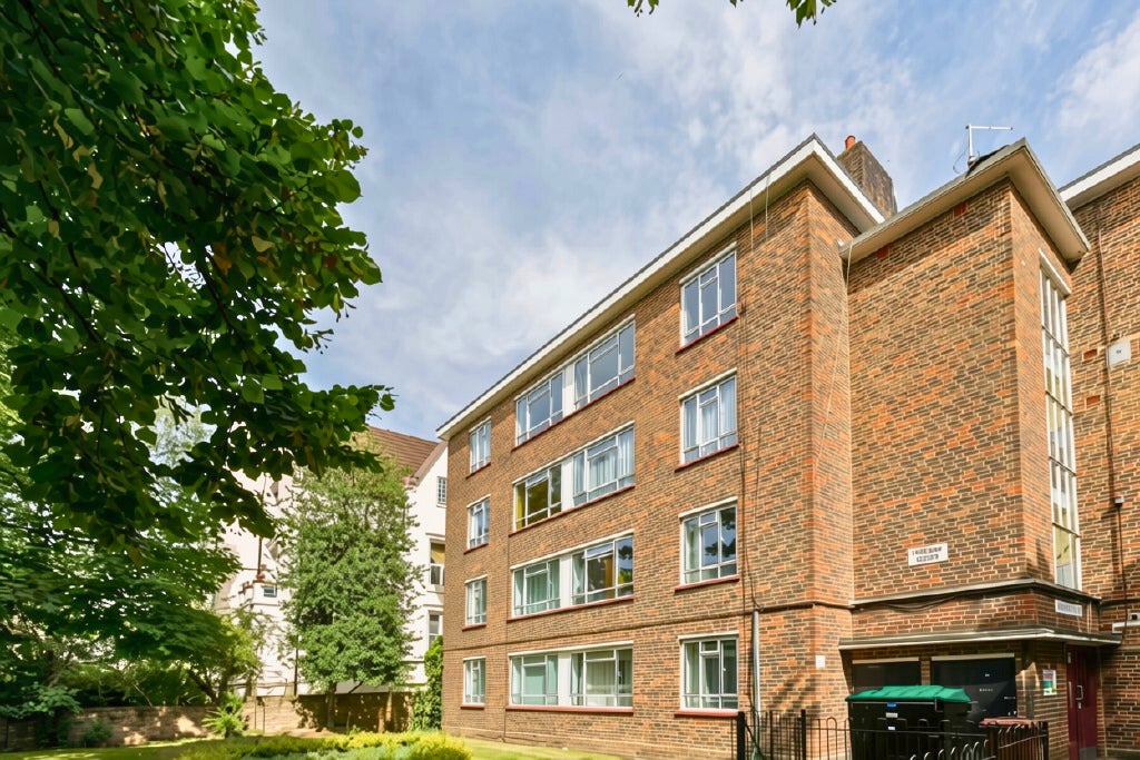 Flat Middleton Grove in Greater London