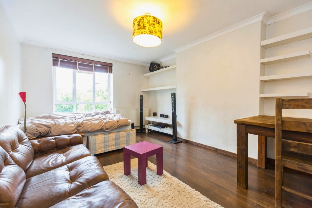 Flat Middleton Grove in Greater London