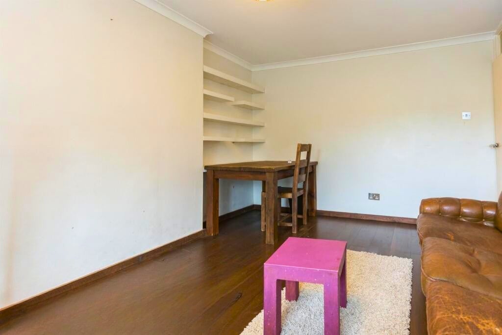 Flat Middleton Grove in Greater London
