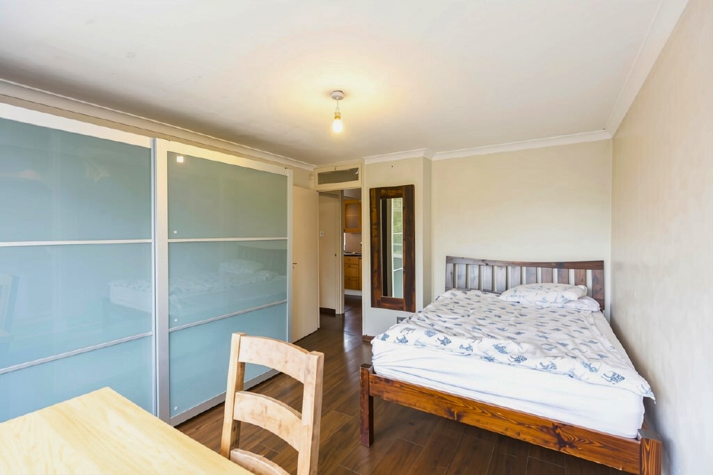 Flat Middleton Grove in Greater London