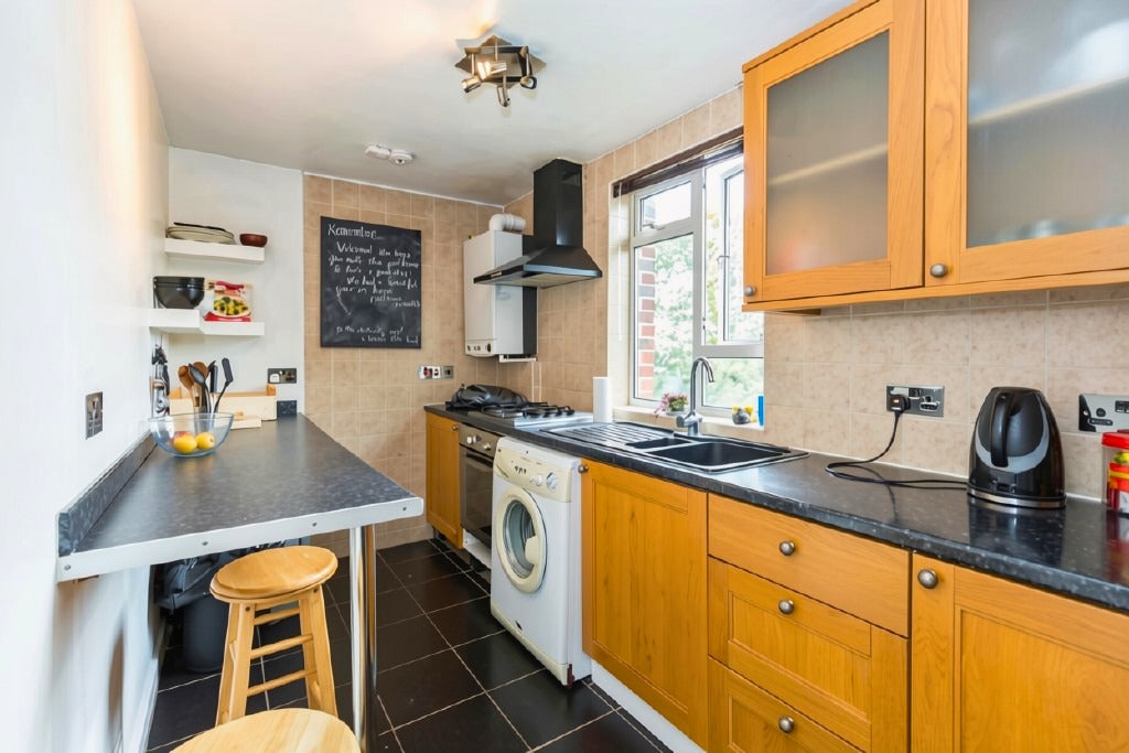 Flat Middleton Grove in Greater London