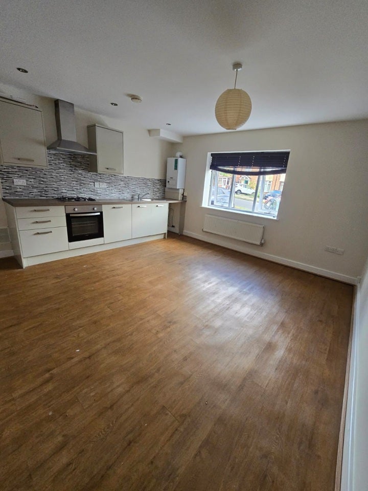 Flat Delrene Road in Birmingham