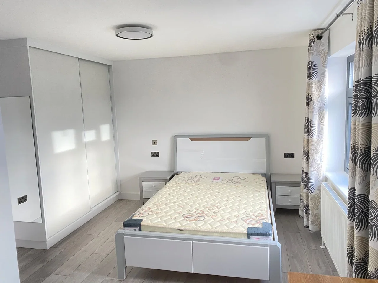Flat Saxon Drive in Greater London
