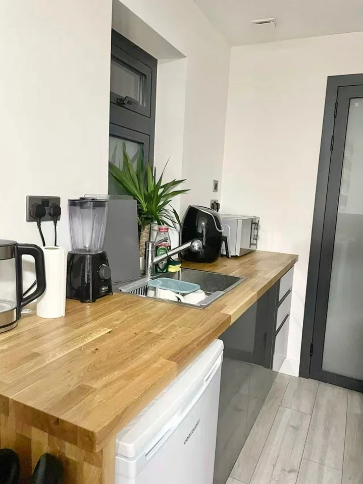 Flat Saxon Drive in Greater London