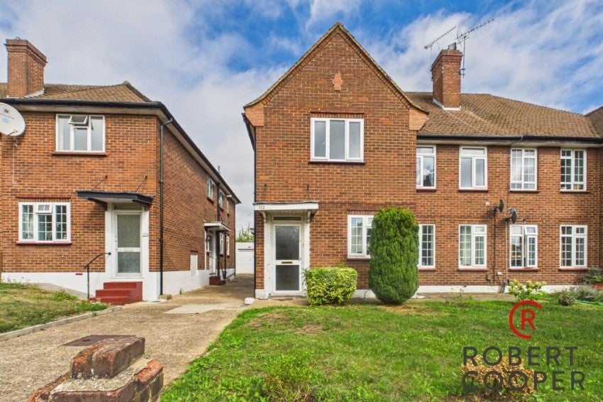 Flat Tolcarne Drive in Greater London