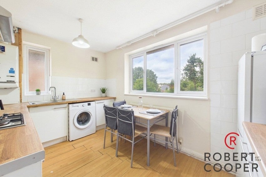 Flat Tolcarne Drive in Greater London