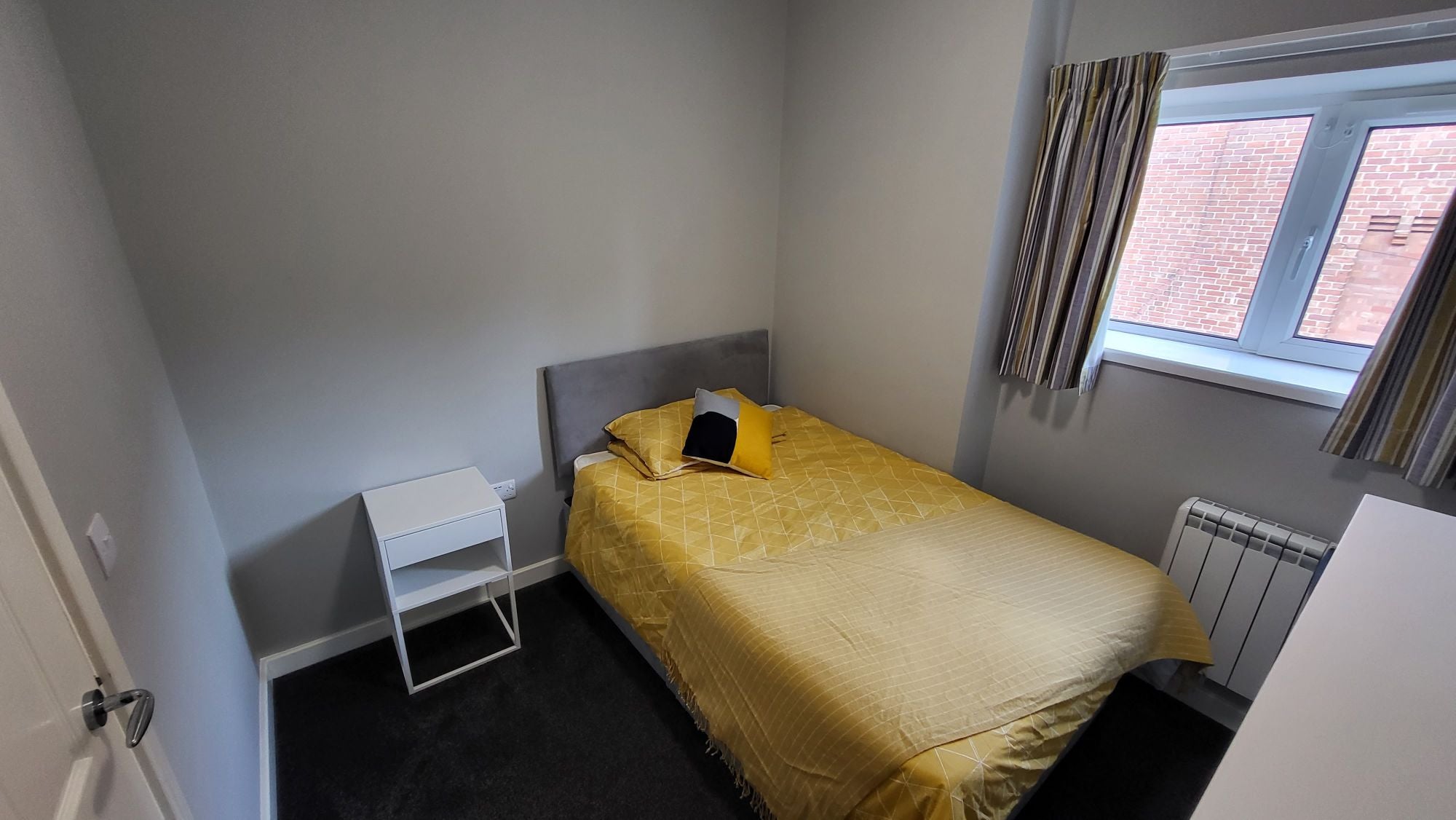 Room Auckland Road in Doncaster