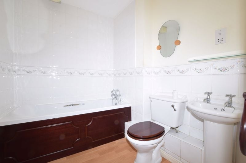 Flat Admiral Way in Tonbridge and Malling