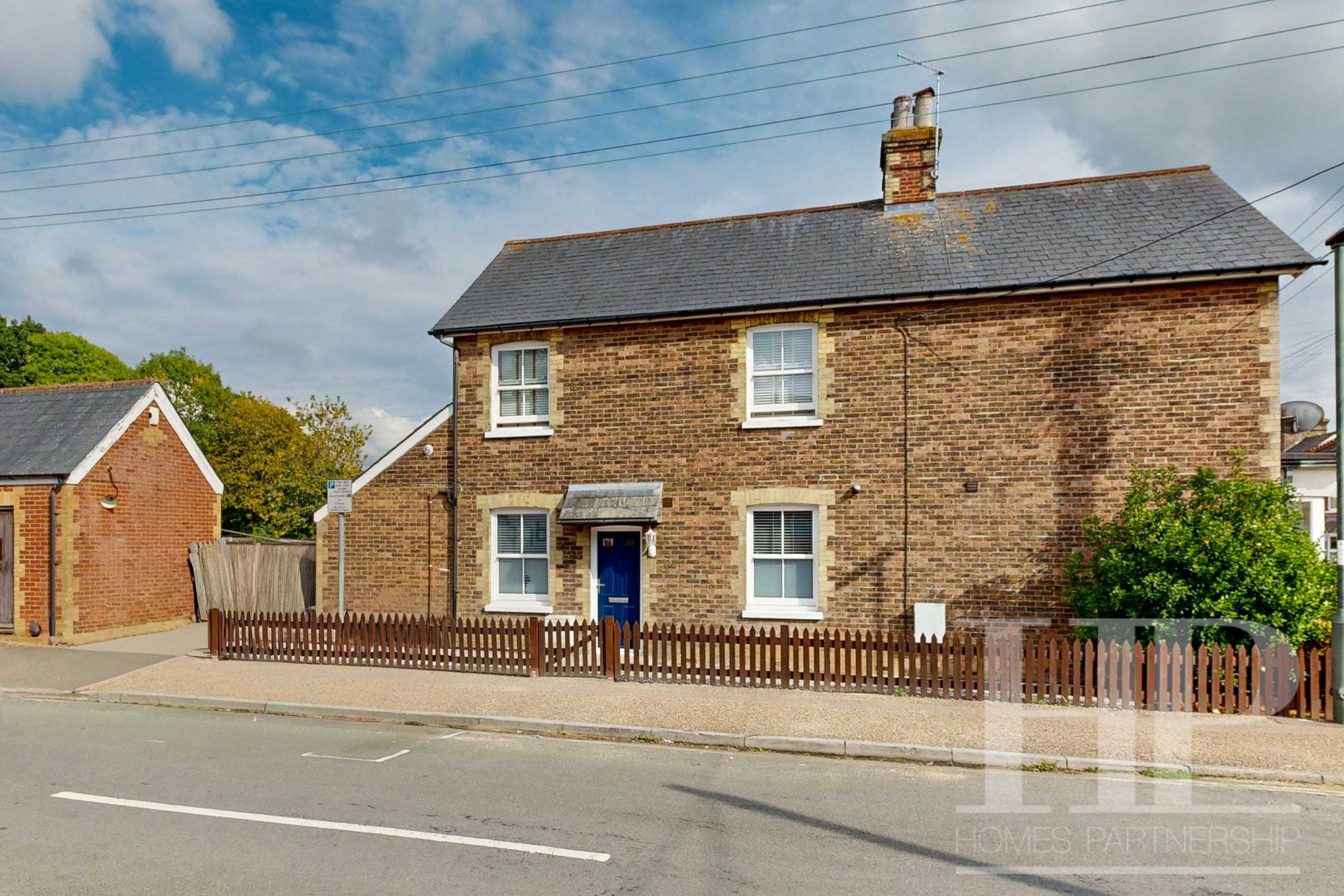 Flat Hazelwick Road in Crawley