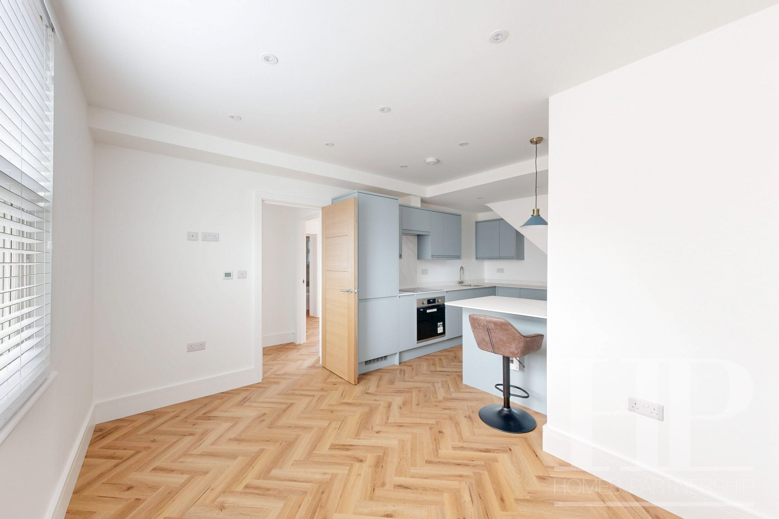 Flat Hazelwick Road in Crawley