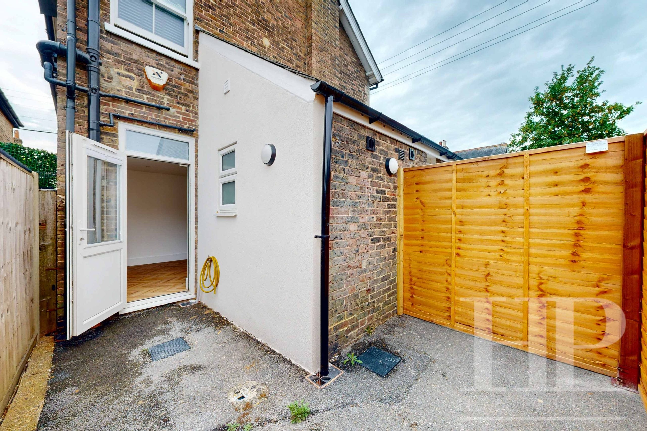 Flat Hazelwick Road in Crawley