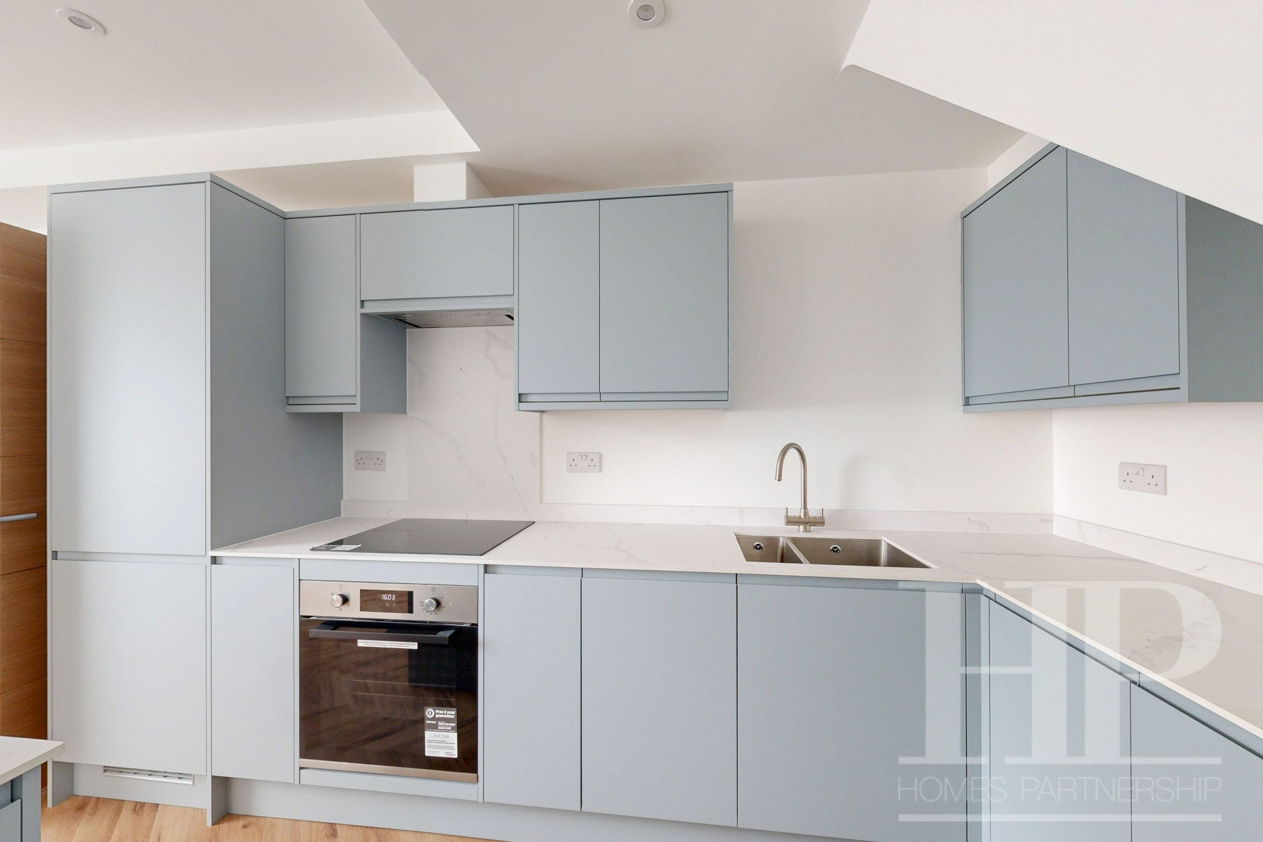 Flat Hazelwick Road in Crawley
