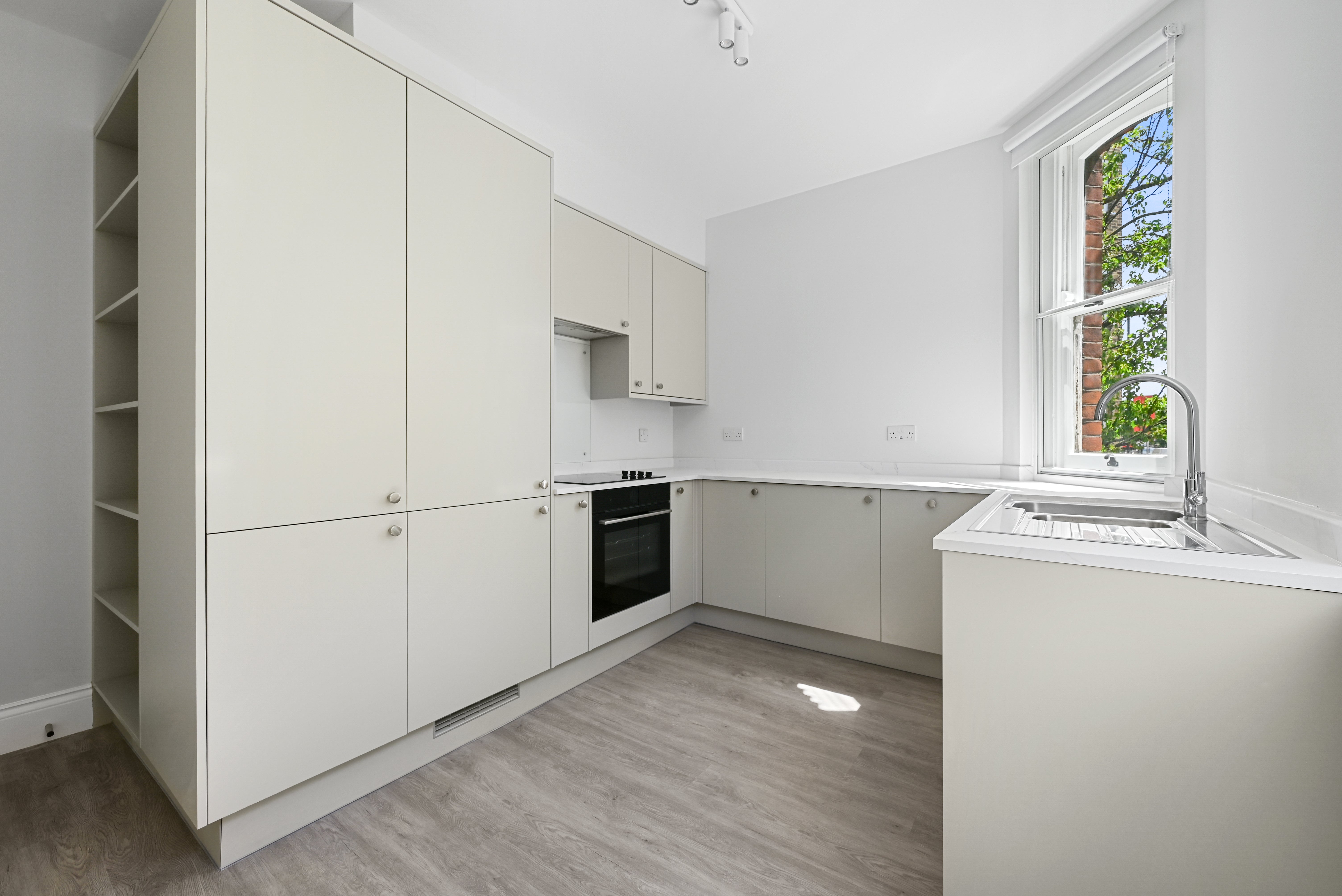 Flat Bolingbroke Road in Greater London