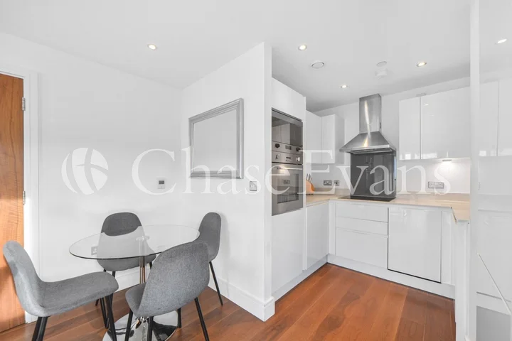 Flat Lincoln Plaza in Greater London