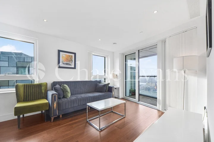Flat Lincoln Plaza in Greater London