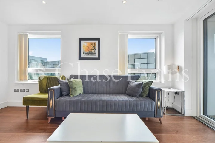 Flat Lincoln Plaza in Greater London