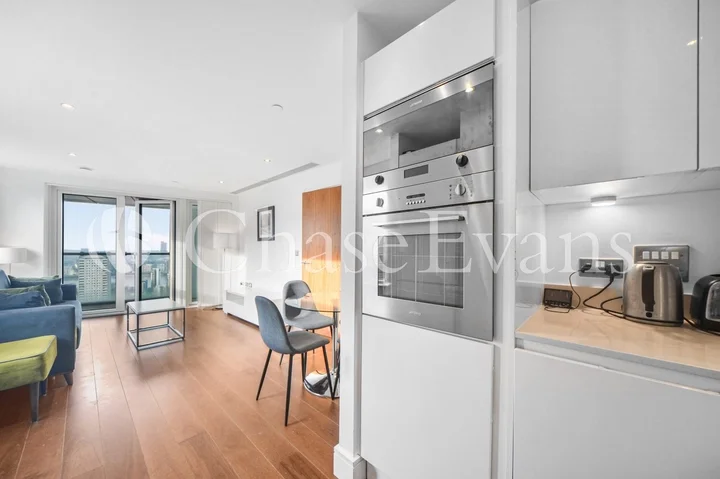 Flat Lincoln Plaza in Greater London