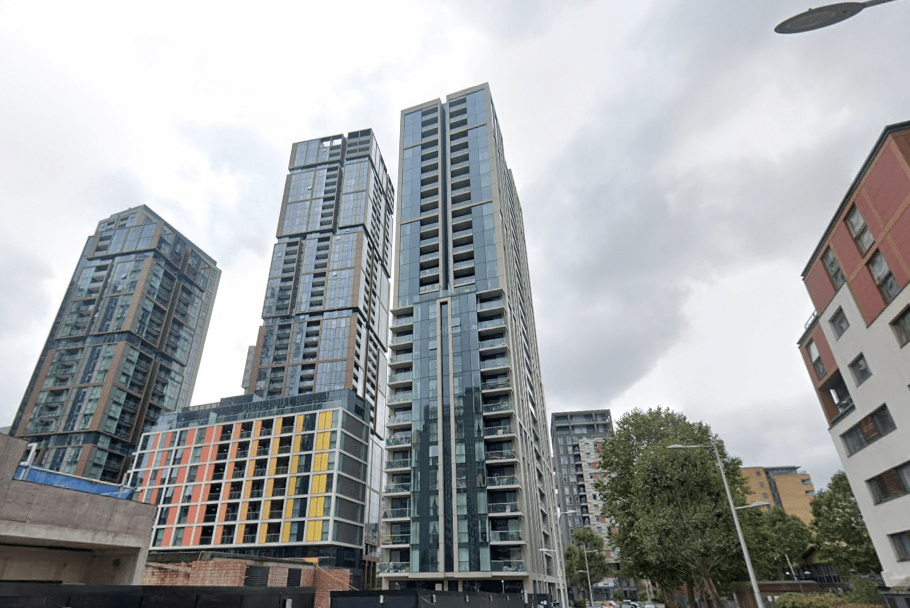 Flat Mastmaker Road in Greater London