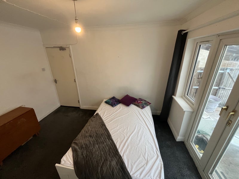 Room Riverside Drive in Greater London