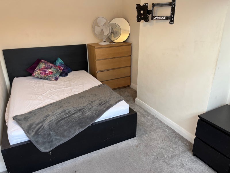 Room Riverside Drive in Greater London