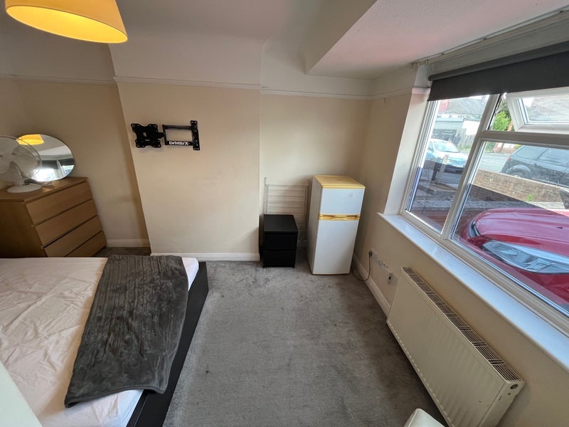 Room Riverside Drive in Greater London