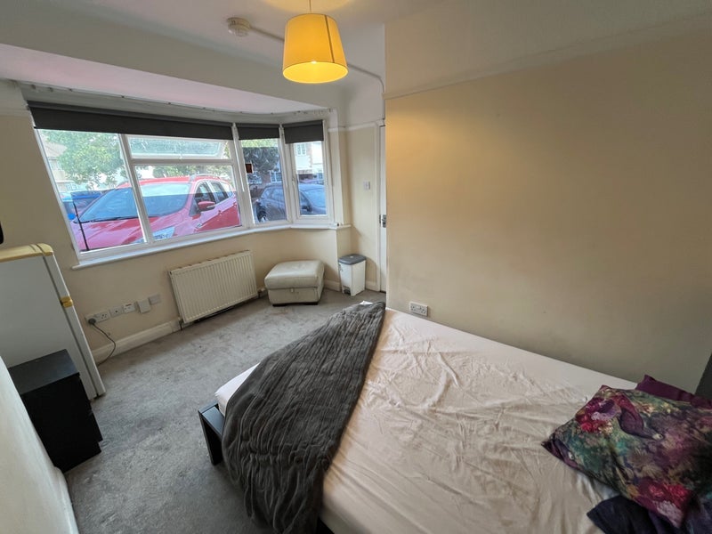 Room Riverside Drive in Greater London