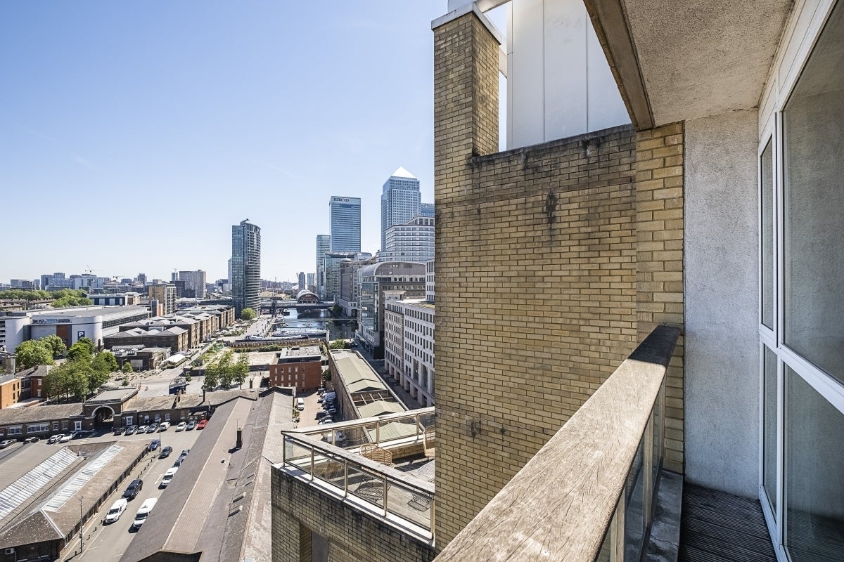 Flat Westferry Circus in Greater London