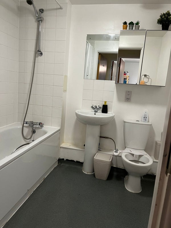 Room Hadleigh Grove in Greater London