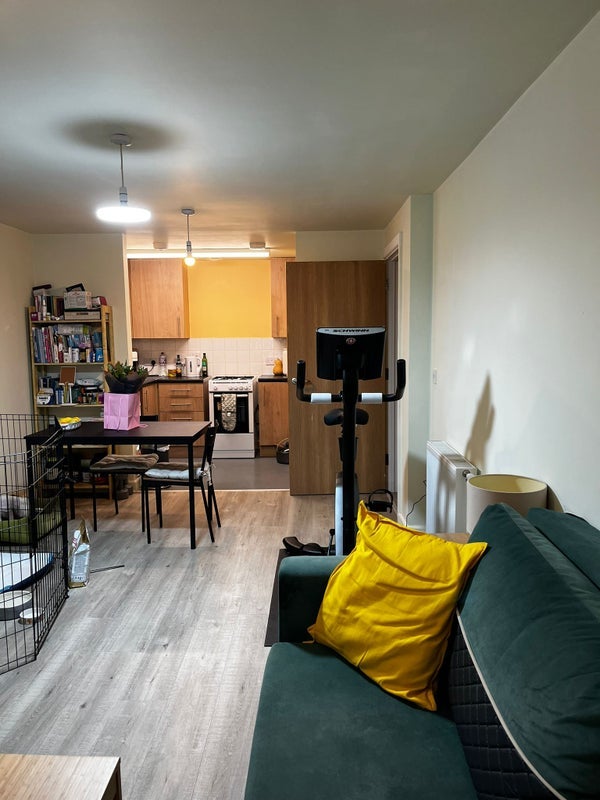 Room Hadleigh Grove in Greater London