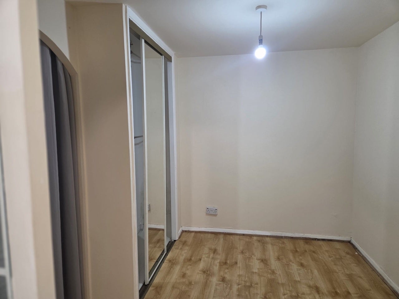 Flat Magpie Close in Greater London