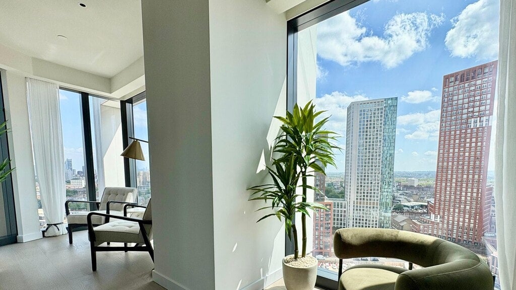 Flat Nine Elms Lane in Greater London