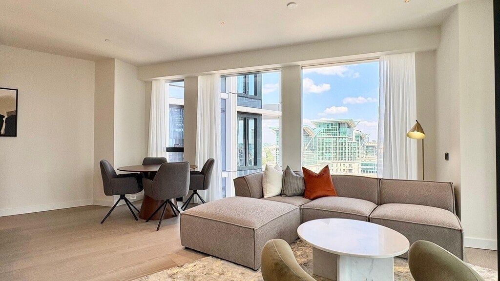 Flat Nine Elms Lane in Greater London