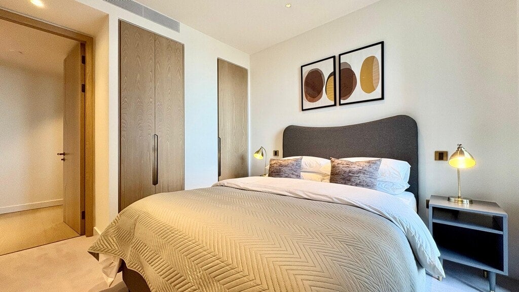 Flat Nine Elms Lane in Greater London