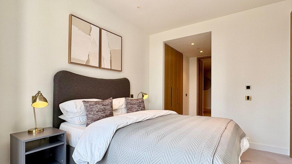 Flat Nine Elms Lane in Greater London