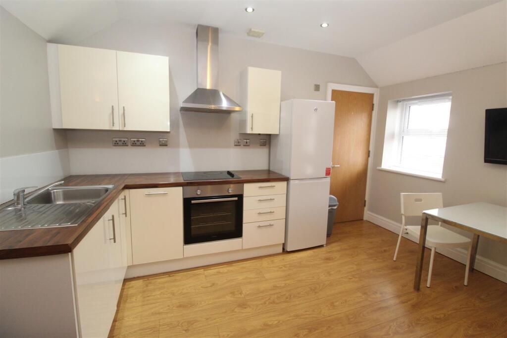 Flat Monthermer Road in Cardiff