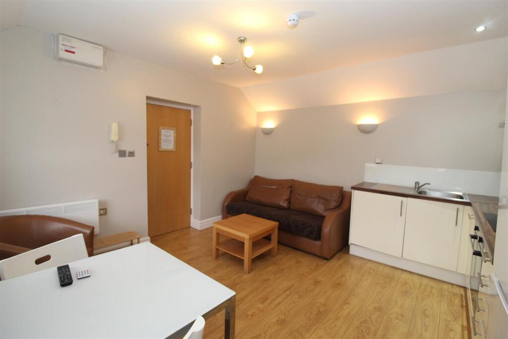 Flat Monthermer Road in Cardiff